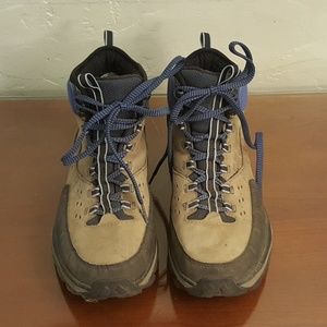 Hoka Tor Mid Hiking Boots
